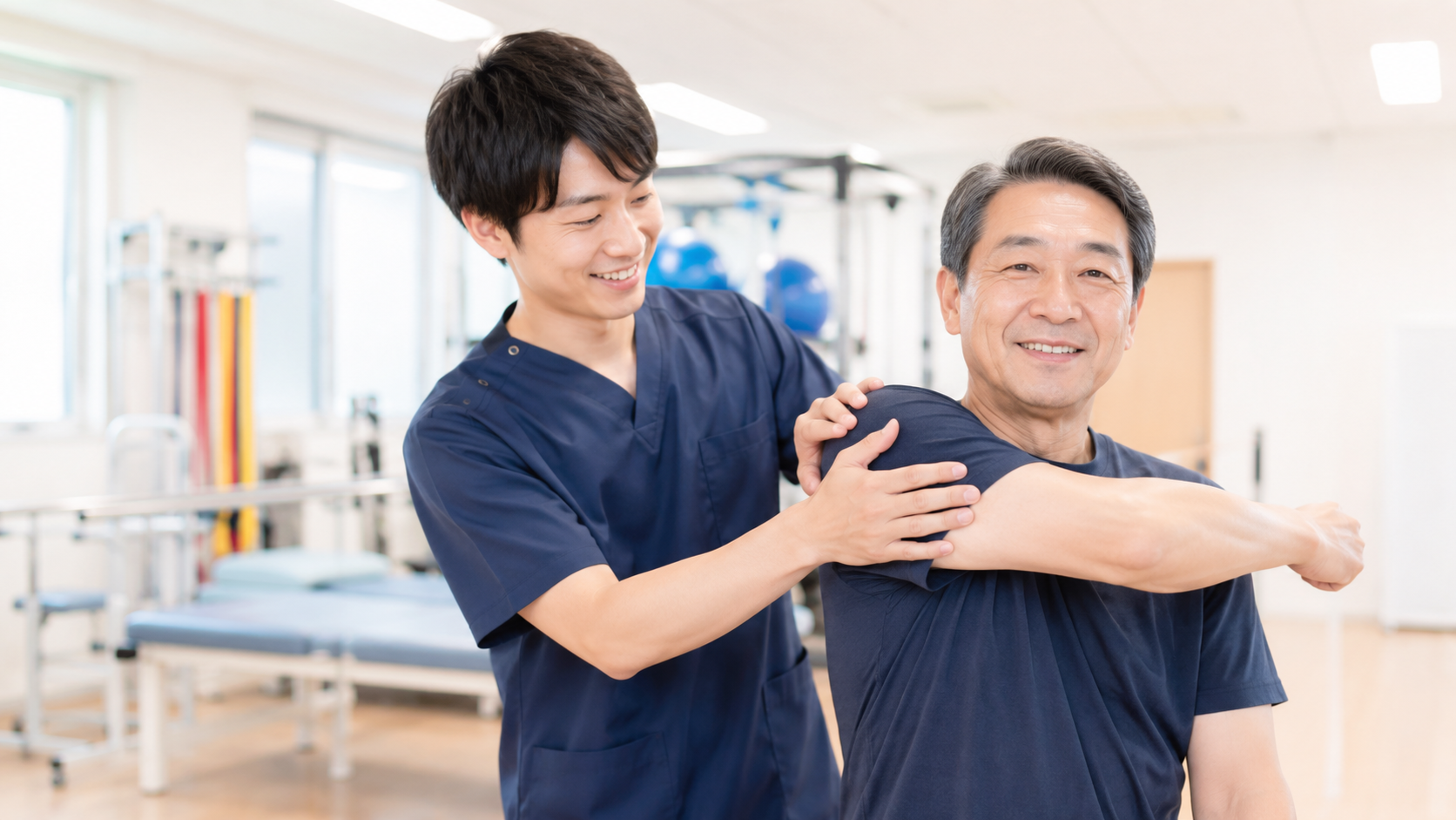 交通事故後の肩や首の動きを確認しながらリハビリを行うイメージ